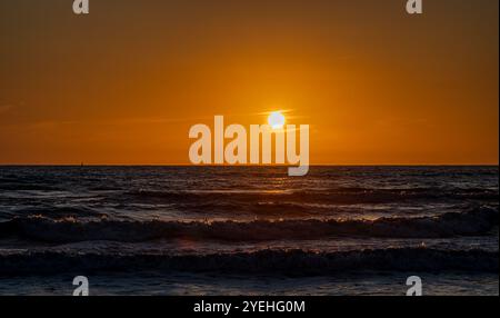 Tyrrhenische See, Latium, Italien. Herbstlicher Sonnenuntergang Stockfoto