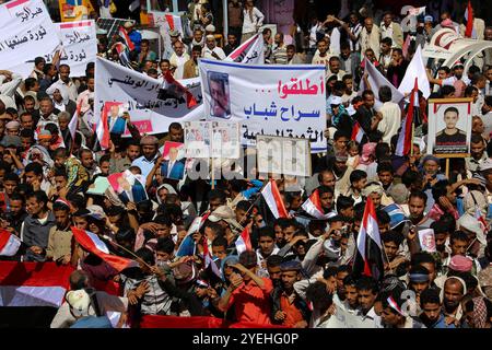 Auf dem Universitätscampus der Stadt Taiz wurden Feierlichkeiten zum sechsten Jahrestag des Arabischen Frühlings sowie der jemenitischen Revolution, die den ehemaligen Präsidenten Ali Abdullah Saleh stürzte, gefeiert. An den Feierlichkeiten, die Aufführungen und Reden beinhalteten, nahmen politische und militärische Führer sowie Mitglieder des Taiz-Widerstands Teil Stockfoto