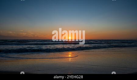 Tyrrhenische See, Latium, Italien. Herbstlicher Sonnenuntergang Stockfoto