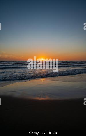 Tyrrhenische See, Latium, Italien. Herbstlicher Sonnenuntergang Stockfoto