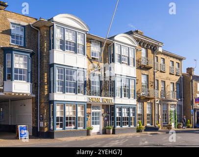 Blick auf das Swan Hotel, Market Place, das von Adnams gehört und geführt wird, und einen allgemeinen Blick auf die East Street. Southwold, Suffolk. UK Stockfoto