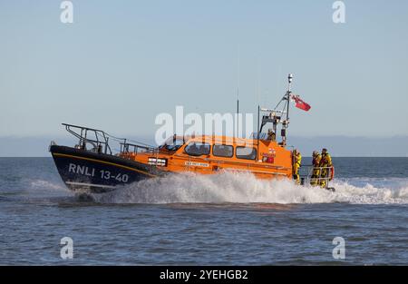 Das Shannon Class RNLI Relief Lifeboat, Eric's Legend at Sea in Aldeburgh, Suffolk. UK. Stockfoto