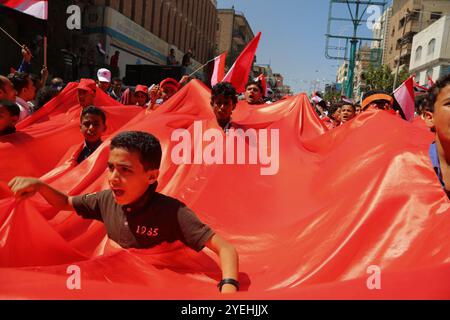 Auf dem Universitätscampus der Stadt Taiz wurden Feierlichkeiten zum sechsten Jahrestag des Arabischen Frühlings sowie der jemenitischen Revolution, die den ehemaligen Präsidenten Ali Abdullah Saleh stürzte, gefeiert. An den Feierlichkeiten, die Aufführungen und Reden beinhalteten, nahmen politische und militärische Führer sowie Mitglieder des Taiz-Widerstands Teil Stockfoto