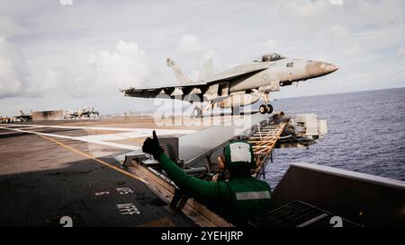 Eine F/A-18E Super Hornet, die an der Dambusters of Strike Fighter Squadron (VFA) 195 befestigt ist, startet vom Flugdeck der Nimitz-Klasse carr Stockfoto