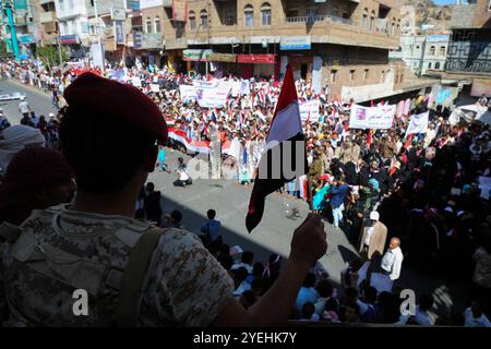 Auf dem Universitätscampus der Stadt Taiz wurden Feierlichkeiten zum sechsten Jahrestag des Arabischen Frühlings sowie der jemenitischen Revolution, die den ehemaligen Präsidenten Ali Abdullah Saleh stürzte, gefeiert. An den Feierlichkeiten, die Aufführungen und Reden beinhalteten, nahmen politische und militärische Führer sowie Mitglieder des Taiz-Widerstands Teil Stockfoto