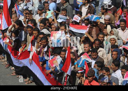 Auf dem Universitätscampus der Stadt Taiz wurden Feierlichkeiten zum sechsten Jahrestag des Arabischen Frühlings sowie der jemenitischen Revolution, die den ehemaligen Präsidenten Ali Abdullah Saleh stürzte, gefeiert. An den Feierlichkeiten, die Aufführungen und Reden beinhalteten, nahmen politische und militärische Führer sowie Mitglieder des Taiz-Widerstands Teil Stockfoto