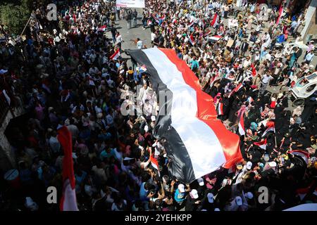 Auf dem Universitätscampus der Stadt Taiz wurden Feierlichkeiten zum sechsten Jahrestag des Arabischen Frühlings sowie der jemenitischen Revolution, die den ehemaligen Präsidenten Ali Abdullah Saleh stürzte, gefeiert. An den Feierlichkeiten, die Aufführungen und Reden beinhalteten, nahmen politische und militärische Führer sowie Mitglieder des Taiz-Widerstands Teil Stockfoto