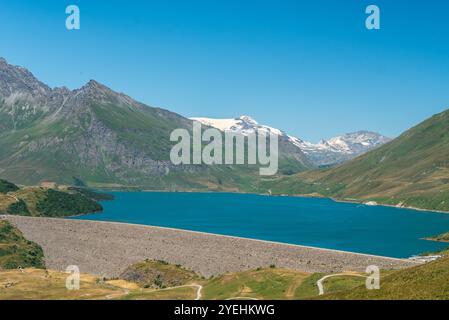 Lac du Mont-Cenis See mit Gipfeln über der Region Savoie in Frankreich nahe der Grenze zu Italien an schönen Sommertagen Stockfoto