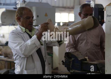 Amputierte erhalten in einem Krankenhaus in der jemenitischen Stadt Taiz Prothesen an den Gliedmaßen Stockfoto