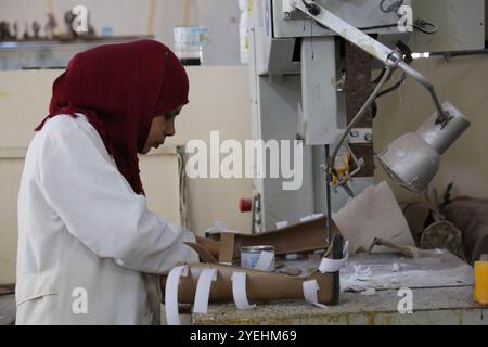 Amputierte erhalten in einem Krankenhaus in der jemenitischen Stadt Taiz Prothesen an den Gliedmaßen Stockfoto