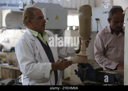 Amputierte erhalten in einem Krankenhaus in der jemenitischen Stadt Taiz Prothesen an den Gliedmaßen Stockfoto