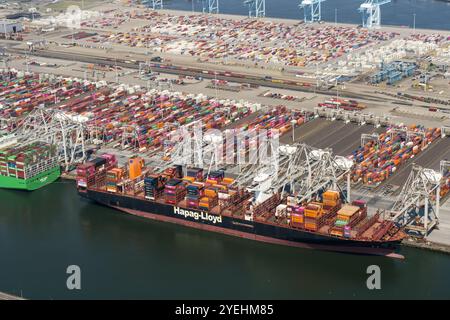 Zwei große Containerschiffe von Evergreen und Hapg Lloyd laden im Hafen ein. Die (zweite) Maasvlakte ist ein großes Industriegebiet in der Maas-Mündung. Die Ebene liegt direkt an der Nordsee und ist Teil des Hafens Rotterdam. niederlande aus - belgien aus Stockfoto