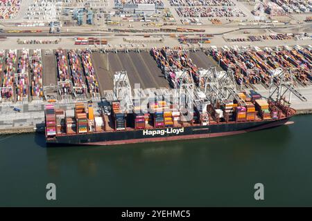 Zwei große Containerschiffe von Evergreen und Hapg Lloyd laden im Hafen ein. Die (zweite) Maasvlakte ist ein großes Industriegebiet in der Maas-Mündung. Die Ebene liegt direkt an der Nordsee und ist Teil des Hafens Rotterdam. niederlande aus - belgien aus Stockfoto