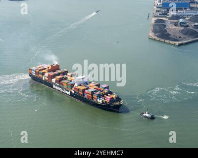 Zwei große Containerschiffe von Evergreen und Hapg Lloyd laden im Hafen ein. Die (zweite) Maasvlakte ist ein großes Industriegebiet in der Maas-Mündung. Die Ebene liegt direkt an der Nordsee und ist Teil des Hafens Rotterdam. niederlande aus - belgien aus Stockfoto