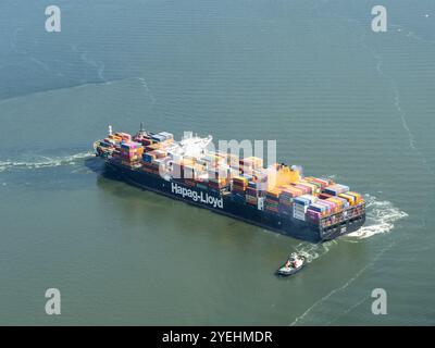 Zwei große Containerschiffe von Evergreen und Hapg Lloyd laden im Hafen ein. Die (zweite) Maasvlakte ist ein großes Industriegebiet in der Maas-Mündung. Die Ebene liegt direkt an der Nordsee und ist Teil des Hafens Rotterdam. niederlande aus - belgien aus Stockfoto