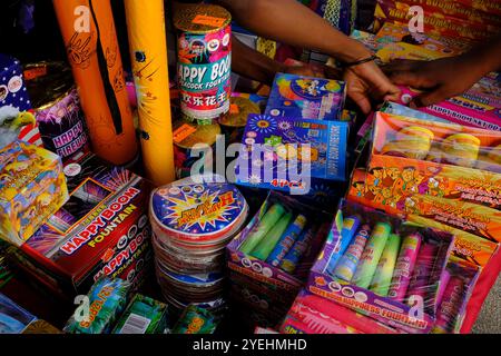 Klang, Malaysia. 30. Oktober 2024. Kästen mit Feuerwerk, die auf der Straße für das Diwali-Festival in Little India, Klang verkauft wurden. Das tägliche Leben während der letzten Tagesvorbereitung von Diwali in Little India, Klang. Diwali ist ein Festival des Dankes und eines, das die Anwesenheit des Lichts in Hindus' Leben feiert. Quelle: SOPA Images Limited/Alamy Live News Stockfoto