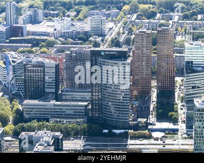 Die Zuid-AS mit der A10 Ringstraße im Vordergrund. Auch der Hauptsitz von ABN AMRO steht noch hier, aber die Bank wird dieses Gebäude weitgehend verlassen. niederlande aus - belgien aus Stockfoto