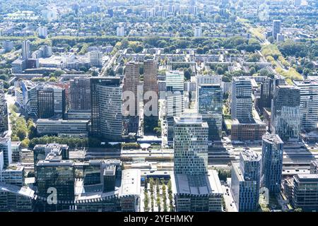 Die Zuid-AS mit der A10 Ringstraße im Vordergrund. Auch der Hauptsitz von ABN AMRO steht noch hier, aber die Bank wird dieses Gebäude weitgehend verlassen. niederlande aus - belgien aus Stockfoto