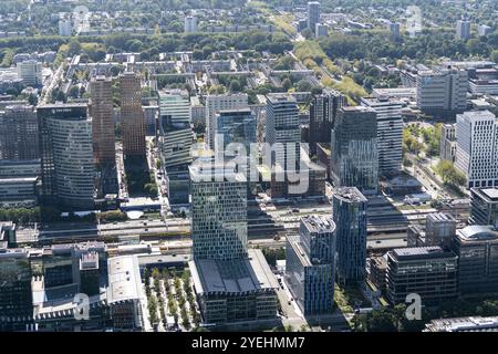 Die Zuid-AS mit der A10 Ringstraße im Vordergrund. Auch der Hauptsitz von ABN AMRO steht noch hier, aber die Bank wird dieses Gebäude weitgehend verlassen. niederlande aus - belgien aus Stockfoto