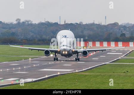 Airbus BelugaXL A330-743L, der am 30. Oktober 2024 vom Flughafen Hawarden in der Nähe von Chester abfährt. Stockfoto