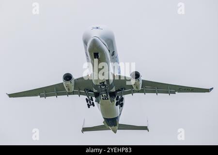 Unterseite eines Airbus BelugaXL A330-743L, der am 30. Oktober 2024 vom Flughafen Hawarden bei Chester startet. Stockfoto