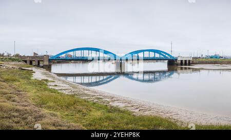 Ein mehrmaliges Panorama der blauen Foryd Road Bridge, die den Fluss Clwyd überspannt und Rhyl und Kinmel Bay mit dem Hafen im Hintergrund verbindet. Stockfoto