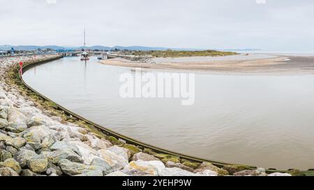 Ein Multi-Bild-Panorama des River Clwyd, der in den Hafen von Rhyl an der Küste von Nordwales eindringt. Stockfoto