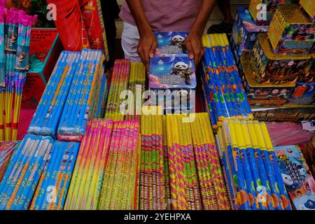 Klang, Malaysia. 30. Oktober 2024. Kästen mit Feuerwerk, die auf der Straße für das Diwali-Festival in Little India, Klang verkauft wurden. Das tägliche Leben während der letzten Tagesvorbereitung von Diwali in Little India, Klang. Diwali ist ein Festival des Dankes und eines, das die Anwesenheit des Lichts in Hindus' Leben feiert. (Foto: Faris Hadziq/SOPA Images/SIPA USA) Credit: SIPA USA/Alamy Live News Stockfoto