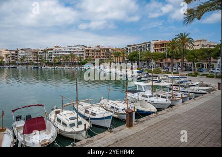 Port Alcudia, Mallorca mit kleinen fischerbooten und Schiffen vor Anker am Hafen, Weitwinkelpromenade im Hintergrund, mallorca spanien Stockfoto