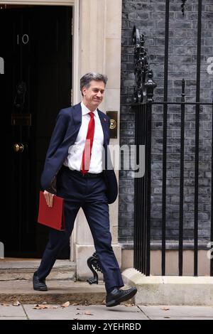 London, Großbritannien. 30. Oktober 2024. Ed Milliband, Secretary of State for Energy Security and Net Zero, verlässt Nummer 10 nach einer Kabinettssitzung am Budget Day, Downing Street, Westminster, London, am 30. Oktober. 2024. Rachel Reeves ist die erste weibliche Finanzkanzlerin, und es wird der erste Labour-Haushalt seit 14 Jahren sein. Quelle: Paul Marriott/Alamy Live News Stockfoto