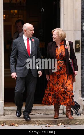London, Großbritannien. 30. Oktober 2024. John Healey, Secretary of State for Defence, und Baroness Smith, Lord Pricy Seal und Leader des House of Lords verlassen die Nummer 10 nach einer Kabinettssitzung am Budget Day, Downing Street, Westminster, London, am 30. Oktober. 2024. Rachel Reeves ist die erste weibliche Finanzkanzlerin, und es wird der erste Labour-Haushalt seit 14 Jahren sein. Quelle: Paul Marriott/Alamy Live News Stockfoto
