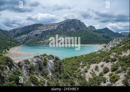 Gorg Blau künstlicher Bergsee, mallorca mit Bergkette im Hintergrund während des bewölkten regnerischen Tages, mallorca spanien Stockfoto