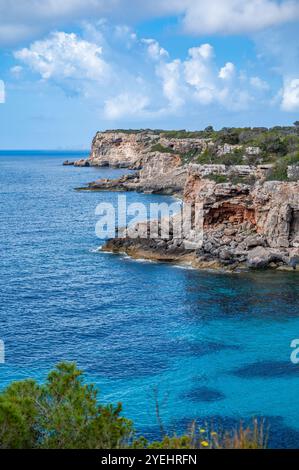 Küste Mallorcas in der Nähe des Strandes Calo des Moro, Klippen am Meer, vertikale Aufnahme, mallorca spanien Stockfoto
