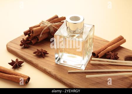 Reed-Diffusor, Anisstern und Zimt auf beigem Hintergrund. Draufsicht Stockfoto