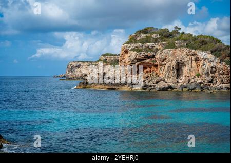 Küste Mallorcas in der Nähe des Strandes Calo des Moro, Klippen am Meer, mallorca spanien Stockfoto