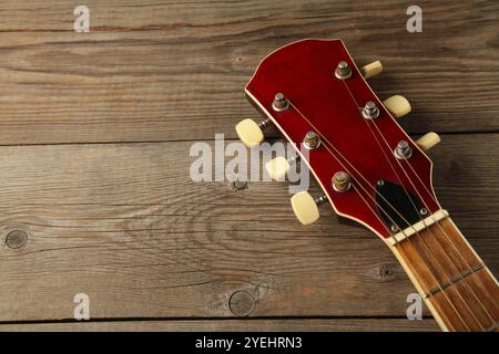 Gitarrenkopfstock auf grauem hölzernem Hintergrund. Draufsicht Stockfoto