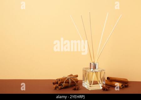 Reed-Diffusor, Anisstern und Zimt auf beigem Hintergrund. Draufsicht Stockfoto