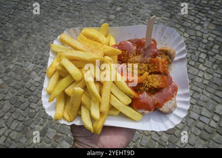 Berliner Currywurst mit Chips Stockfoto