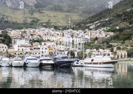 Hafen von Castellamare del Golfo, Sizilien, Italien, Europa Stockfoto