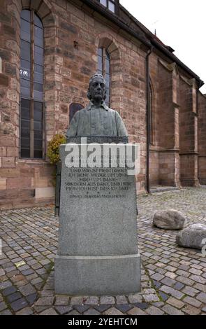 Wilhelm-Loehe-Denkmal, Bronzebüste auf einem hohen Granitsteinsockel mit drei Bronzefelfen, von Johannes Goetz, vor der Michaeliskirche St. M. Stockfoto