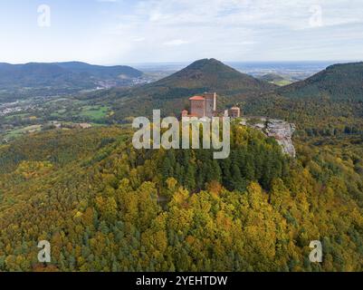 Luftaufnahme, Reichsburg Trifels, Annweiler, Pfalz, Rheinland-Pfälzer Wald im Herbst, Deutschland, Europa Stockfoto