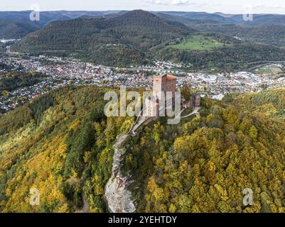 Luftaufnahme, Reichsburg Trifels, Annweiler, Pfalz, Rheinland-Pfälzer Wald im Herbst, Deutschland, Europa Stockfoto