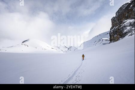 Einsamer Skitourer in verschneite Berglandschaft im Morgenlicht, Aufstieg zum Wildhorn, bewölkte Stimmung, Hochtour, Berner Alpen, Berner Oberland, Swit Stockfoto