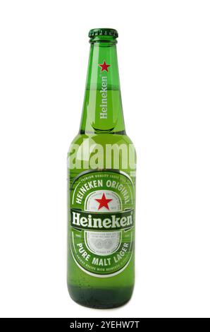 Mykolaiv, UKRAINE - Juli 2024: Flasche Heineken Lager Bier isoliert auf weißem Hintergrund. Draufsicht Stockfoto