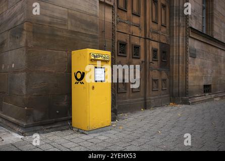 Briefkasten, Briefkasten, Deutsche Post, Logo, Altstadt, Fürth, Franken, Bayern, Deutschland, Europa Stockfoto