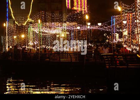 Ajmer, Indien. 30. Oktober 2024. Indianer versammeln sich entlang der beleuchteten Promenade des Anasagar Lake während der Feierlichkeiten zum Diwali, dem Hindufest der Lichter, in Ajmer, Rajasthan, Indien am 30. Oktober 2024. Foto von ABACAPRESS. COM Credit: Abaca Press/Alamy Live News Stockfoto