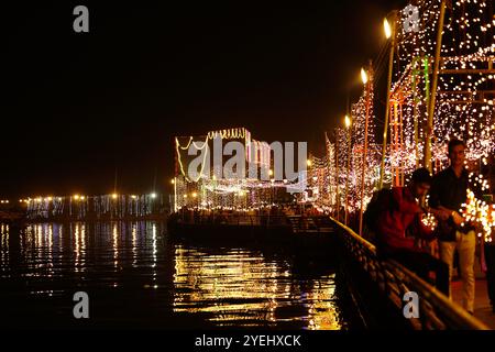 Ajmer, Indien. 30. Oktober 2024. Indianer versammeln sich entlang der beleuchteten Promenade des Anasagar Lake während der Feierlichkeiten zum Diwali, dem Hindufest der Lichter, in Ajmer, Rajasthan, Indien am 30. Oktober 2024. Foto von ABACAPRESS. COM Credit: Abaca Press/Alamy Live News Stockfoto