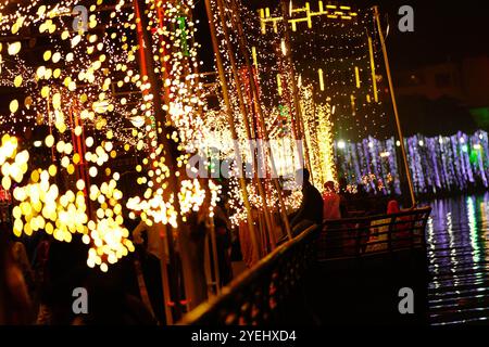 Ajmer, Indien. 30. Oktober 2024. Indianer versammeln sich entlang der beleuchteten Promenade des Anasagar Lake während der Feierlichkeiten zum Diwali, dem Hindufest der Lichter, in Ajmer, Rajasthan, Indien am 30. Oktober 2024. Foto von ABACAPRESS. COM Credit: Abaca Press/Alamy Live News Stockfoto