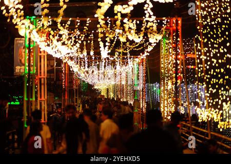 Ajmer, Indien. 30. Oktober 2024. Indianer versammeln sich entlang der beleuchteten Promenade des Anasagar Lake während der Feierlichkeiten zum Diwali, dem Hindufest der Lichter, in Ajmer, Rajasthan, Indien am 30. Oktober 2024. Foto von ABACAPRESS. COM Credit: Abaca Press/Alamy Live News Stockfoto