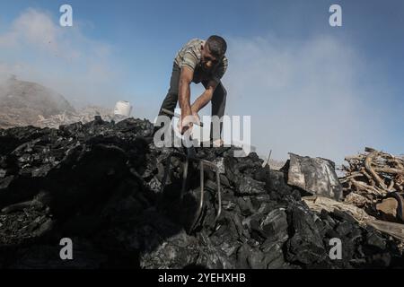 Palästinensische Arbeiter hacken verbranntes Holz an einer Produktionsstätte für Holzkohle in Khan Yunis im südlichen Gazastreifen palästinensische Arbeiter hacken verbranntes Holz an einer Produktionsstätte für Holzkohle in Khan Yunis im südlichen Gazastreifen am 30. Oktober 2024, während der Krieg zwischen Israel und der Hamas im palästinensischen Gebiet andauerte. Foto: Omar Ashtawy apaimages Khan Yunis Gazastreifen palästinensisches Gebiet 311024 KhanYunis OSH 0027 Copyright: XapaimagesxOmarxAshtawyxapaimagesx Stockfoto